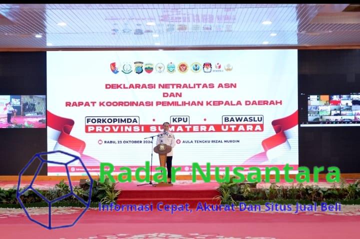 FOTO: Pj. Gubernur Sumatera Utara (Sumut) Agus Fatoni beserta Forkopimda Sumut melakukan Deklarasi Netralitas ASN Se-Sumut sekaligus memimpin Rapat Koordinasi Pemilihan Kepala Daerah di Aula Tengku Rizal Nurdin Jalan Sudirman Kota Medan, Rabu (23/10). Deklarasi tersebut diikuti oleh ASN di lingkungan Pemerintah Provinsi dan Kabupaten/Kota se-Sumut