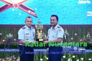 Pangkoops Udara I Serahkan Piala Bergilir Juara Umum MTQ XXII tahun 2021 kepada Kasau dalam Pembukaan MTQ XXIII TNI AU Tahun 2024