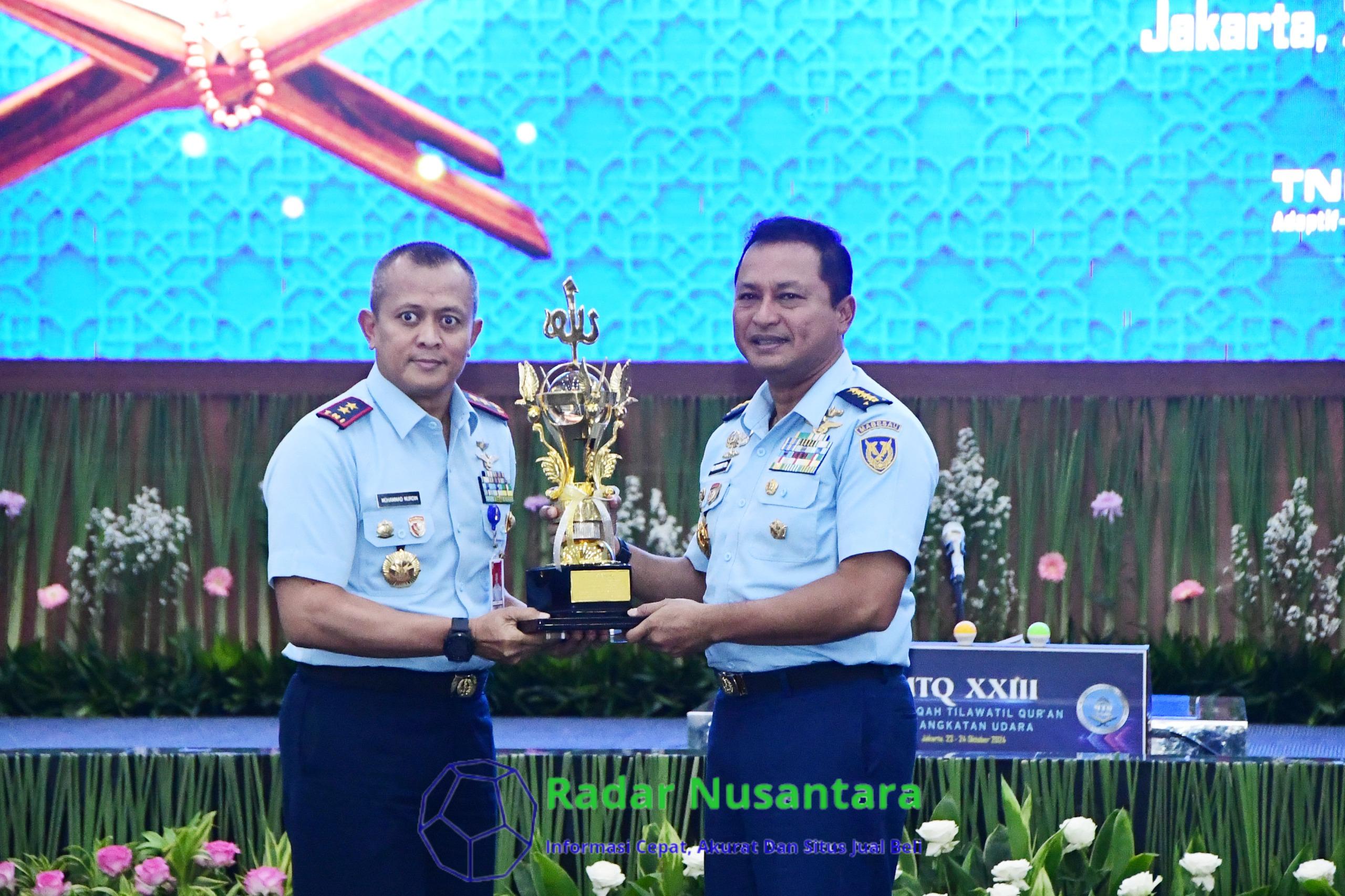 Pangkoops Udara I Serahkan Piala Bergilir Juara Umum MTQ XXII tahun 2021 kepada Kasau dalam Pembukaan MTQ XXIII TNI AU Tahun 2024