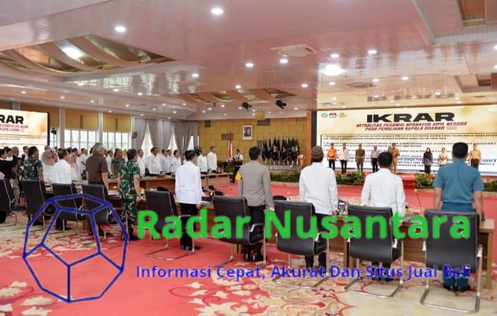 FOTO: Pj. Gubernur Sumatera Utara (Sumut) Agus Fatoni beserta Forkopimda Sumut melakukan Deklarasi Netralitas ASN Se-Sumut sekaligus memimpin Rapat Koordinasi Pemilihan Kepala Daerah di Aula Tengku Rizal Nurdin Jalan Sudirman Kota Medan, Rabu (23/10). Deklarasi tersebut diikuti oleh ASN di lingkungan Pemerintah Provinsi dan Kabupaten/Kota se-Sumut