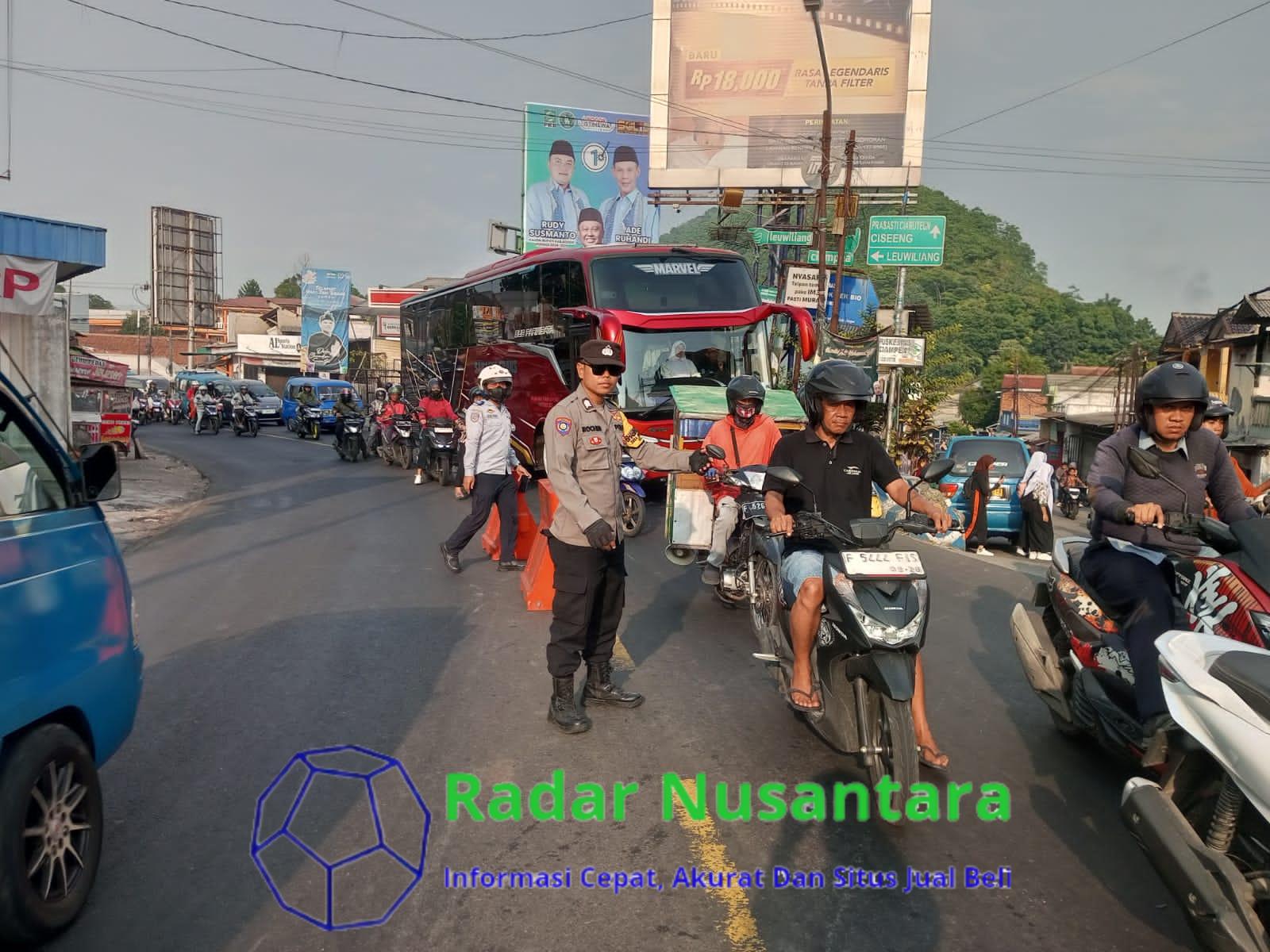 Anggota Polsek Ciampea Giat COOLING Sistem, Laksanakan Kegiatan Pengaturan lalu-lintas Cipta Kondisi Agar Aman Tertib dan Kondusif Bagi Pengguna Jalan Raya Serta Mendukung Pilkada Serentak Mantap Praja 2024