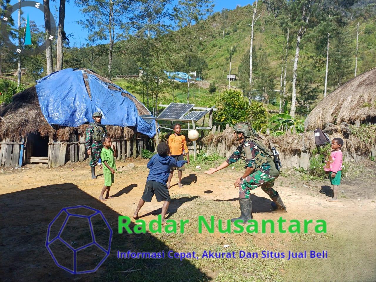 Satgas Yonif 323 Berkunjung ke Honai Masyarakat dan Beri Bantuan
