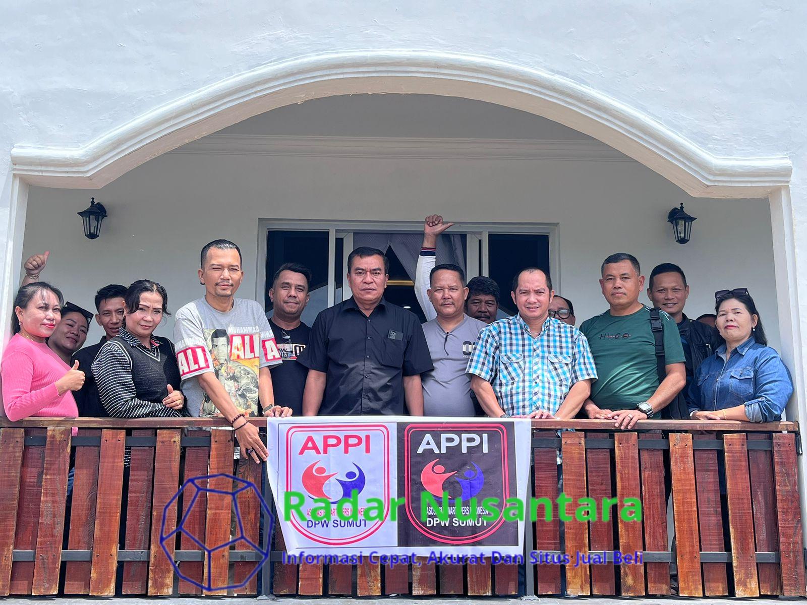 Foto: Kasat Narkoba Polres Tanah Karo AKP Harjuna Bangun bersama Jajaran Pengurus DPW A-PPI Sumut. (RI-1)