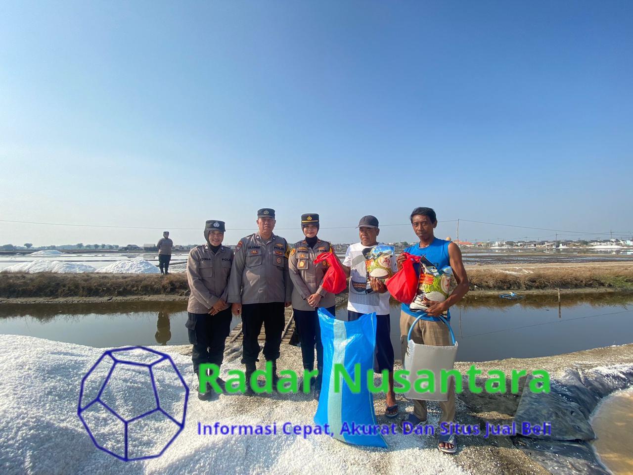 Kapolsek Sedati Bagikan Sembako Serta Himbauan Kamtibmas Ke Petani Garam