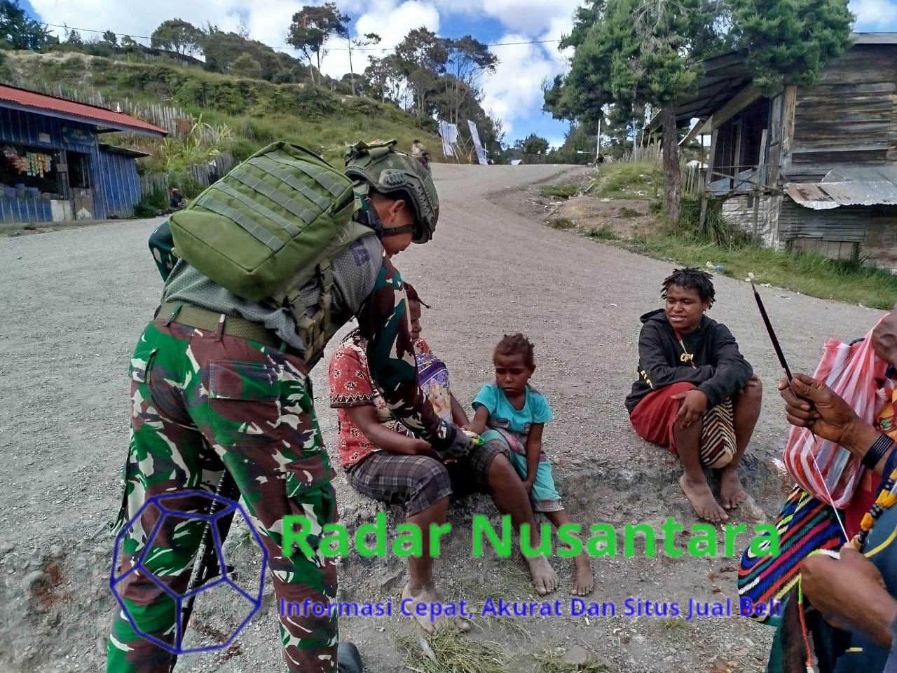 Wandoga Residents Welcomed Habema's Patrol Team Distributing Basic Necessities