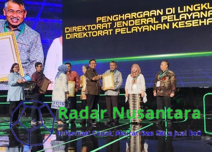 FOTO : Pelaksana Tugas (Plt) Kepala Dinas Kesehatan (Dinkes) Sumatera Utara (Sumut) Basarin Yunus Tanjung mewakili Pemerintah Provinsi (Pemprov) Sumut menerima penghargaan dari Kementerian Kesehatan yang diserahkan Direktur Jenderal Layanan Kesehatan Rujukan Kemenkes RI Azhar Jaya, pada perayaan puncak Hari Kesehatan Nasional (HKN) ke-60 di Jakarta International Convention Centre, Jakarta.