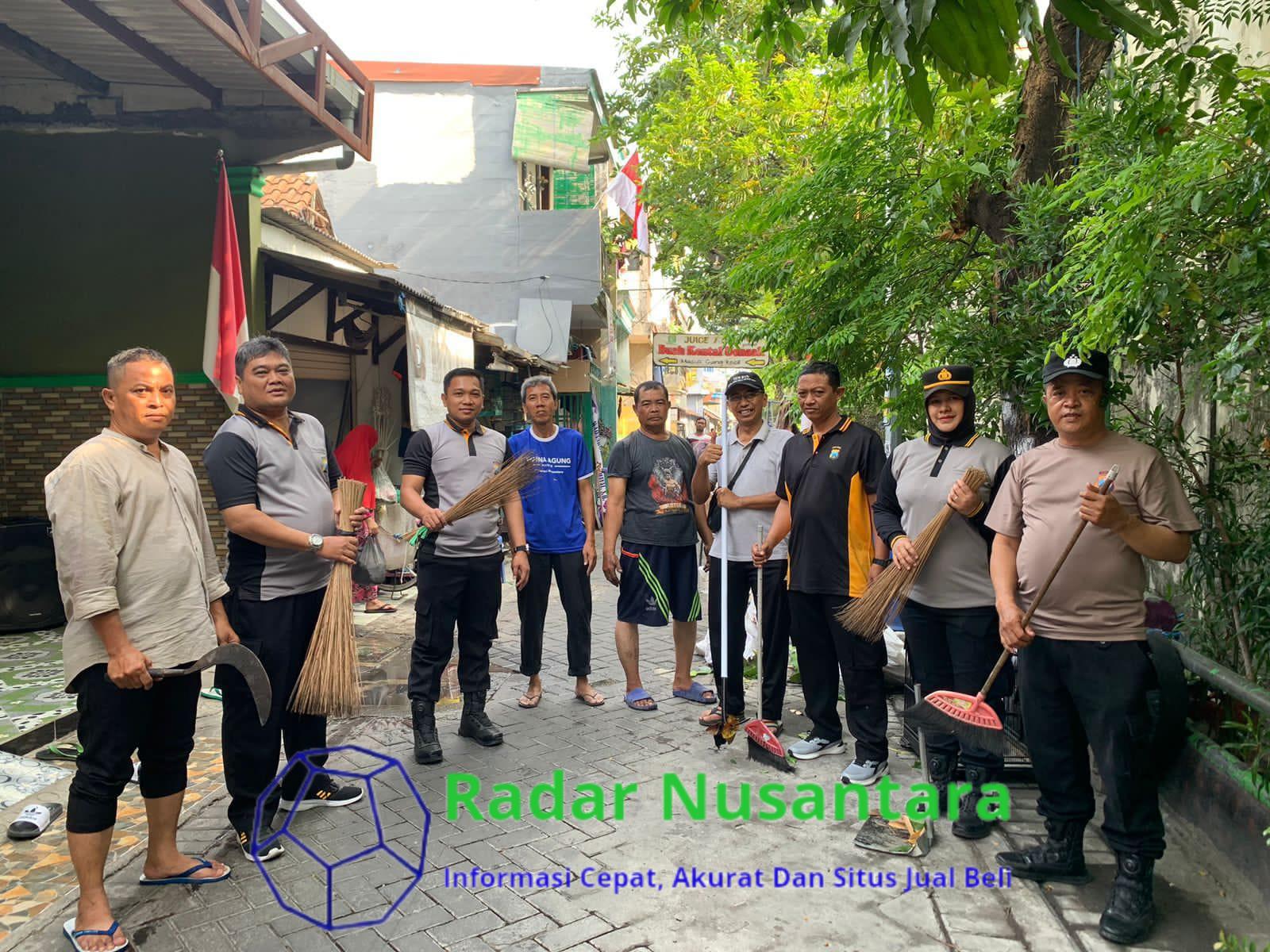 Antisipasi Bencana Hidrometeorologi, Polsek Gunung Anyar Bersama Warga Gelar Kerja Bakti di RW 01 Kel Rungkut Tengah