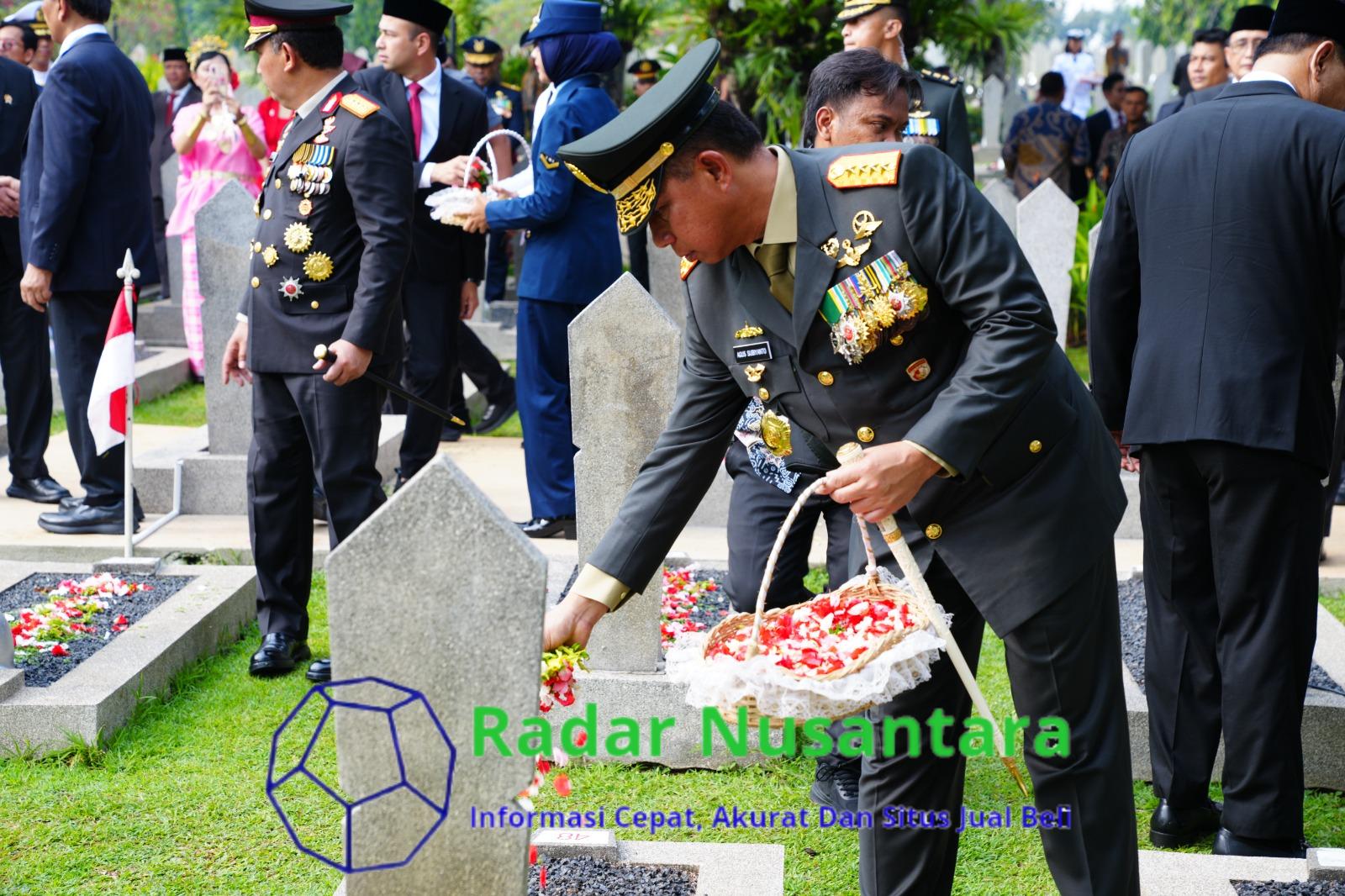 Panglima TNI Hadiri Upacara Peringatan Hari Pahlawan dan Tabur Bunga di TMPNU Kalibata