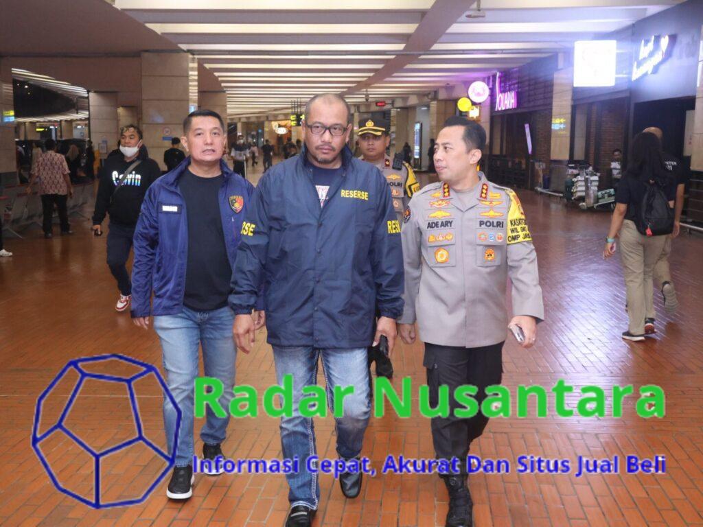 2 Pelaku Kasus Judi Online Libatkan Pegawai Komdigi Tiba di Bandara Soetta