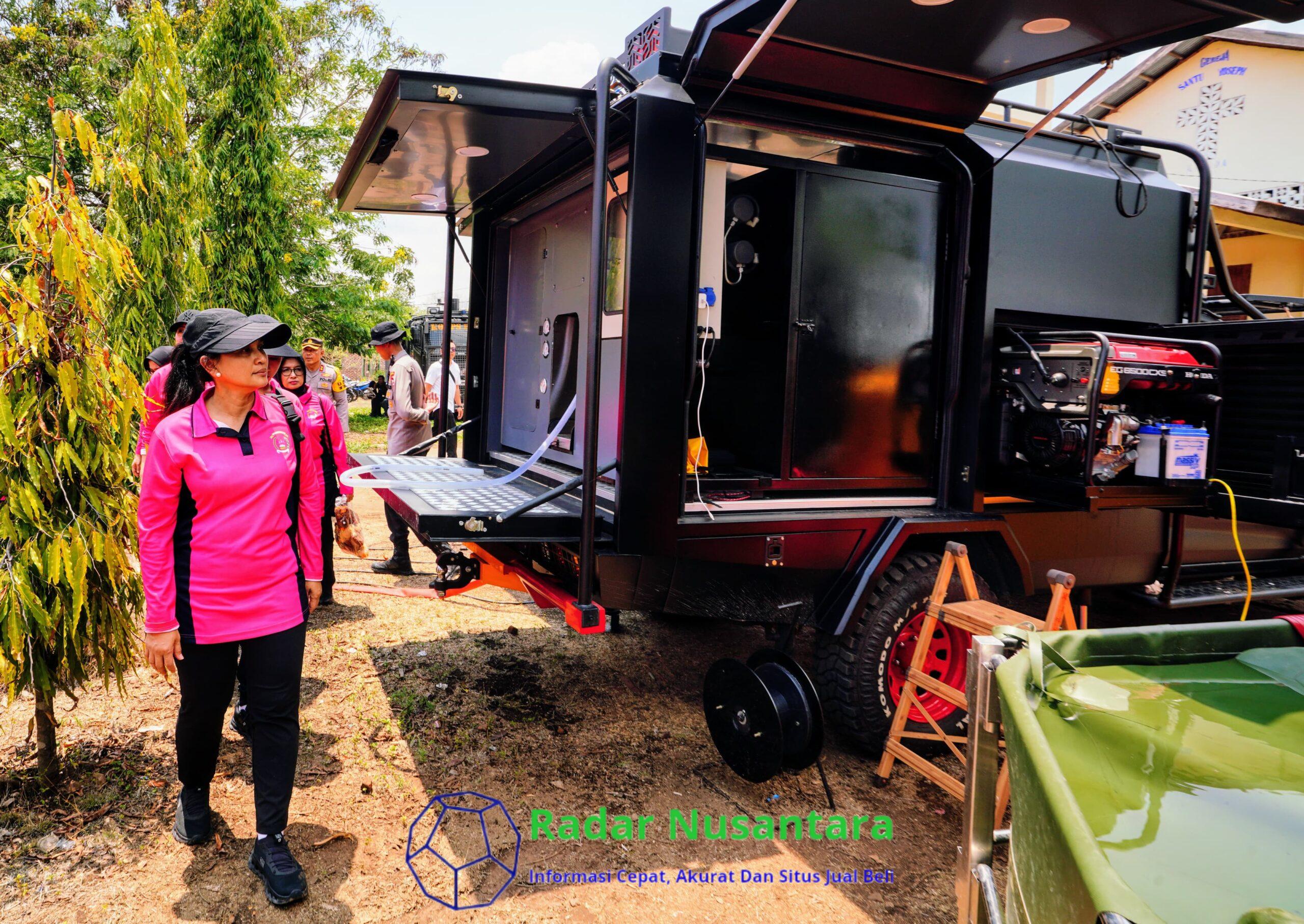 Ketua Umum Bhayangkari Tinjau Penyaluran Air Bersih bagi Pengungsi Erupsi Gunung Lewotobi di Posko Kobasoma