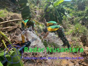 Kebersamaan di Perbatasan, Satgas Pamtas Yonarmed 11 Kostrad dan Warga Perbaiki Saluran Pipa Air