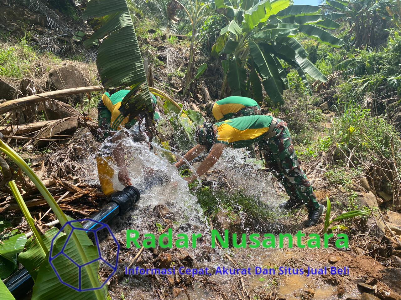 Kebersamaan di Perbatasan, Satgas Pamtas Yonarmed 11 Kostrad dan Warga Perbaiki Saluran Pipa Air
