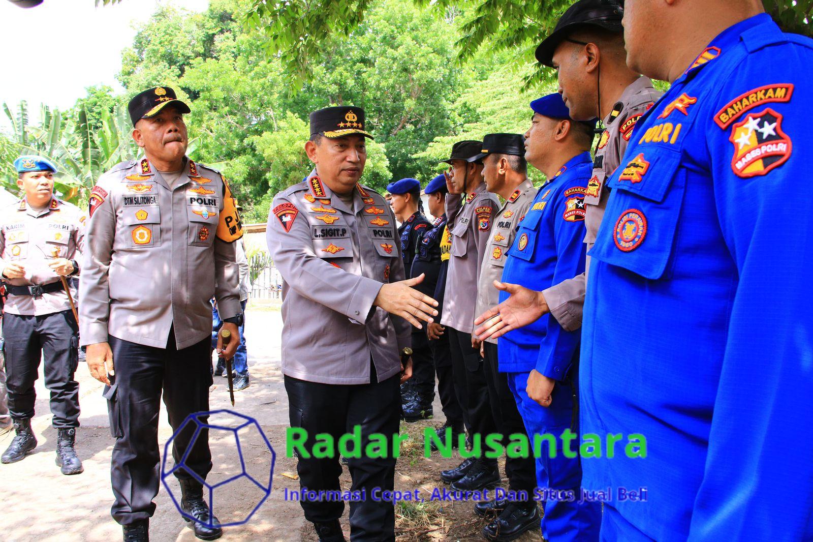 Kapolri Tinjau Posko Pengungsi Erupsi Gunung Lewotobi di NTT