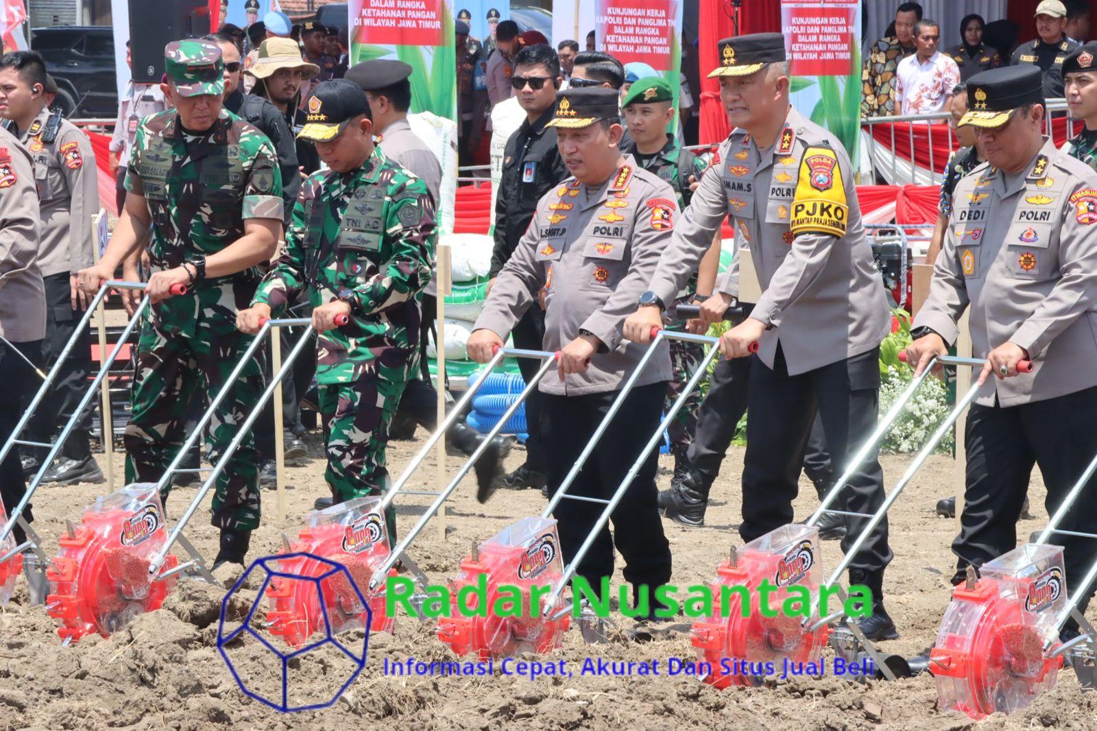 Kapolri Bersama Panglima TNI Tanam Jagung di Sidoarjo, Tandai Peluncuran Gugus Tugas Polri Dukung Ketahanan Pangan