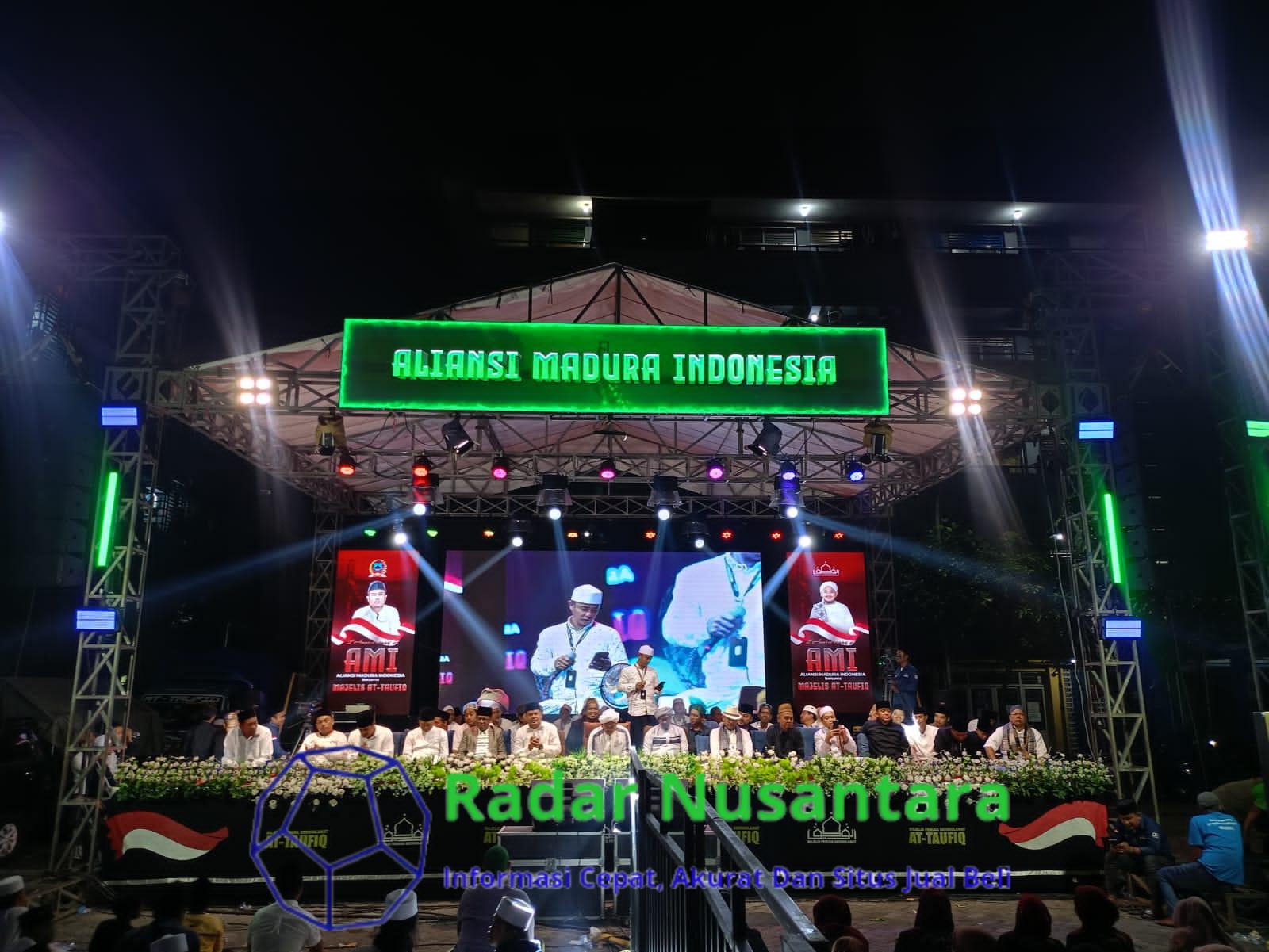 Gebyar Sholawat Aliansi Madura Indonesia (AMI) Rayakan Milad Ke-2, Ribuan Jamaah Lantunkan Sholawat dan Do'a