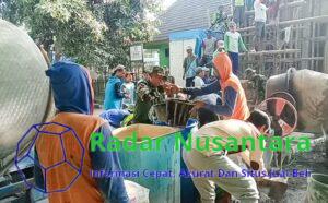 Kompak, Babinsa Koramil Kanor Bojonegoro dan Warga Tambahrejo Cor Dek Lantai 2 Gedung MI Islamiyah