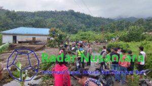 Polisi Dan Warga Cari Korban Hilang Banjir Bandang di Martelu