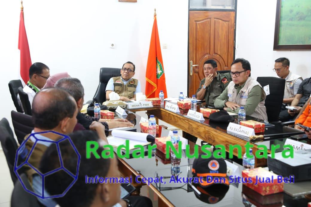 Wamendagri Bima Dampingi Menko PMK Tinjau Pengungsi Erupsi Gunung Lewotobi