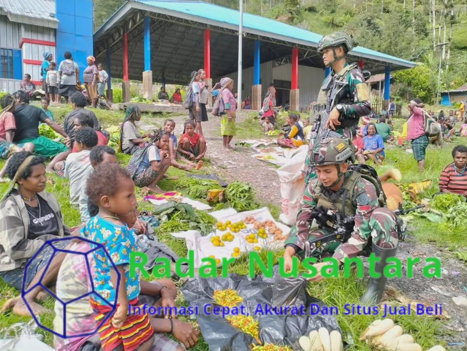 Satgas Yonif 323 TK Beoga Borong Hasil Bumi Mama Papua di Pasar Milawak