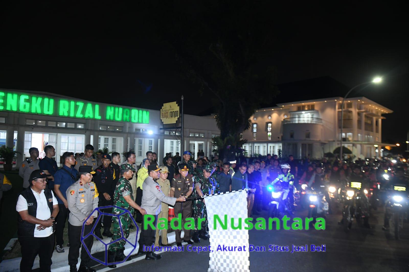 FOTO : PATROLI SKALA BESAR JELANG PILKADA SUMUT 2024 Pj Gubernur Sumatera Utara (Sumut) Agus Fatoni bersama Kapolda Sumut Irjen Pol Whisnu Hermawan, Kasdam I BB Brigjend TNI Refrizal, Kajati Sumut Idianto, Ketua KPU Sumut Agus Arifin, serta unsur Forkopimda lainnya melepas Patroli Skala Besar gabungan TNI, Polri, dan Satpol PP jelang Pilkada Sumut 2024 di Rumah Dinas Gubernur Sumut Jalan Sudirman 41 Medan, Selasa (26/11/2024). Selanjutnya rombongan Forkopimda juga melakukan pantauan ke Kantor Bawaslu Sumut, KPU Sumut, serta pantauan ke TPS 17 di jalan Pasar III, Kelurahan Gelugur Darat I, Kecamatan Medan Timur.