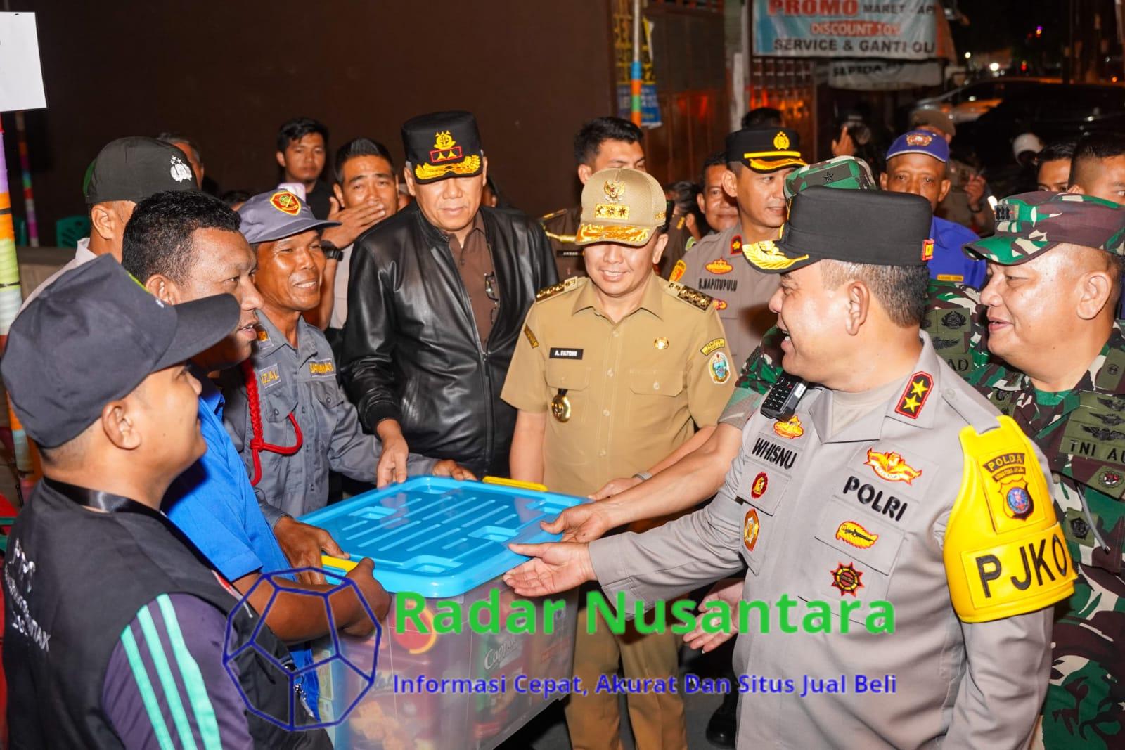 FOTO: Pj Gubernur Sumatera Utara (Sumut) Agus Fatoni bersama Kapolda Sumut Irjen Pol Whisnu Hermawan, Kasdam I BB Brigjend TNI Refrizal, Kajati Sumut Idianto, serta unsur Forkopimda lainnya memberikan makanan tambahan kepada petugas di Kantor Bawaslu Sumut Jalan H Adam Malik Medan dan petugas di TPS 17 jalan Pasar III, Kelurahan Gelugur Darat I, Kecamatan Medan Timur, usai melepas Patroli Skala Besar gabungan TNI, Polri, dan Satpol PP jelang Pilkada Sumut 2024 di Rumah Dinas Gubernur Sumut Jalan Sudirman 41 Medan, Selasa (26/11/2024). (Rizky Zulianda)