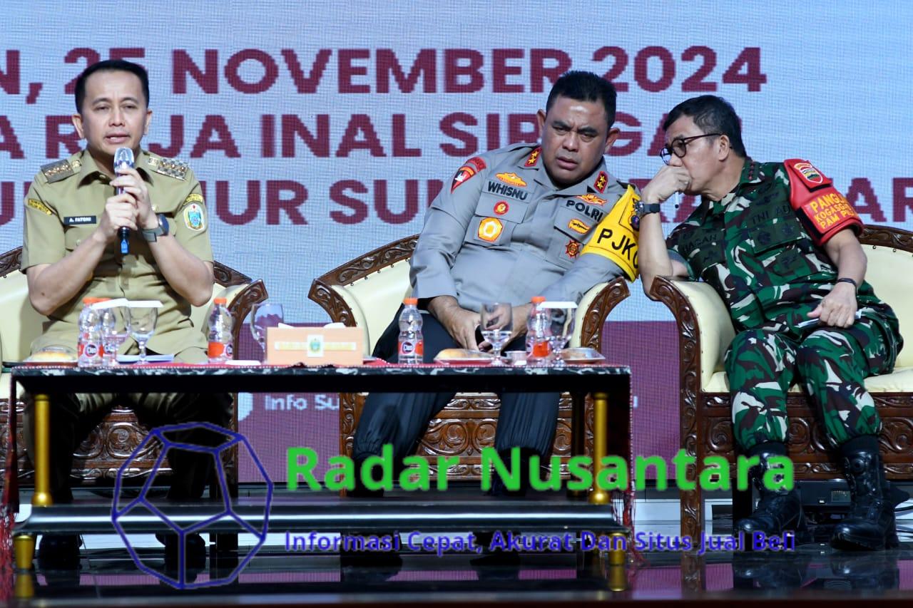 FOTO: SILATURAHMI DAN DIALOG FORKOPIMDA BERSAMA INSAN PERS Pj Gubernur Sumatera Utara (Sumut) Agus Fatoni bersama Kapolda Sumut Irjen Wishnu Hermawan, Pangdam I BB Letjend Mochammad Hasan, serta Forum Koordinasi Pimpinan Daerah (Forkopimda) lainnya bersilaturahmi bersama insan pers dan dialog Pemilihan Kepala Daerah (Pilkada) damai, dengan tema "Dedikasi Pers Untuk Pilkada Sumut Berkualitas" di Aula Raja Inal Siregar, Kantor Gubernur, Jalan Diponegoro 30, Medan,