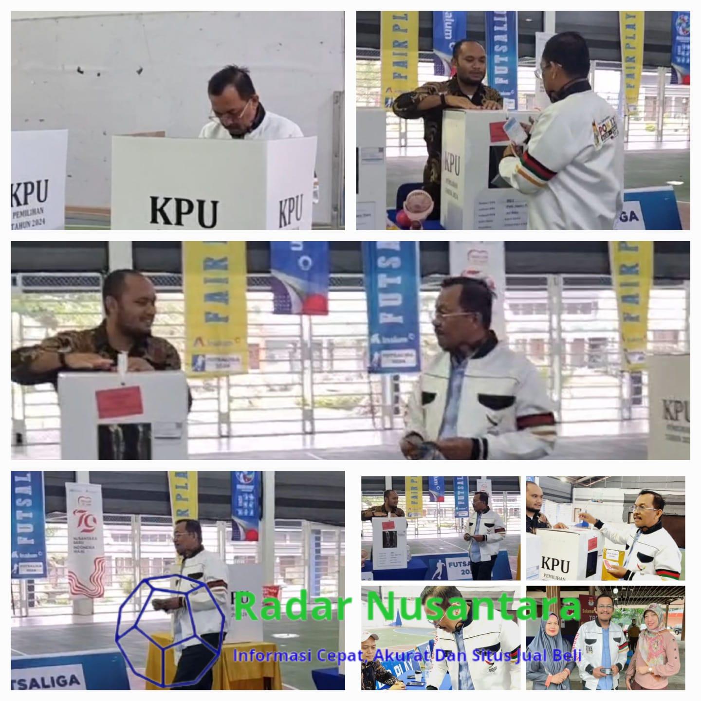 Diguyur Hujan, Ilyas Sitorus Tetap Antusias Gunakan Hak Pilih di TPS 3 Komplek Inalum Tg Gading