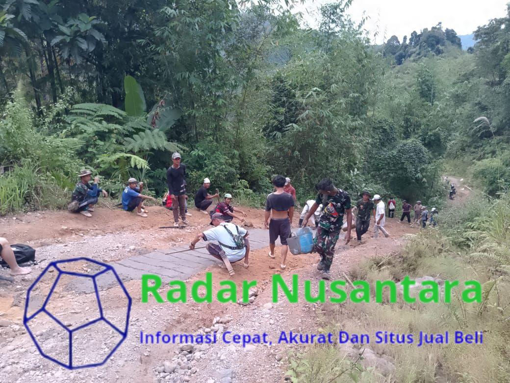 Satgas Pamtas Yonkav 12/BC Gotong-Royong Bersama Masyarakat Perbaiki Jalan Yang Rusak