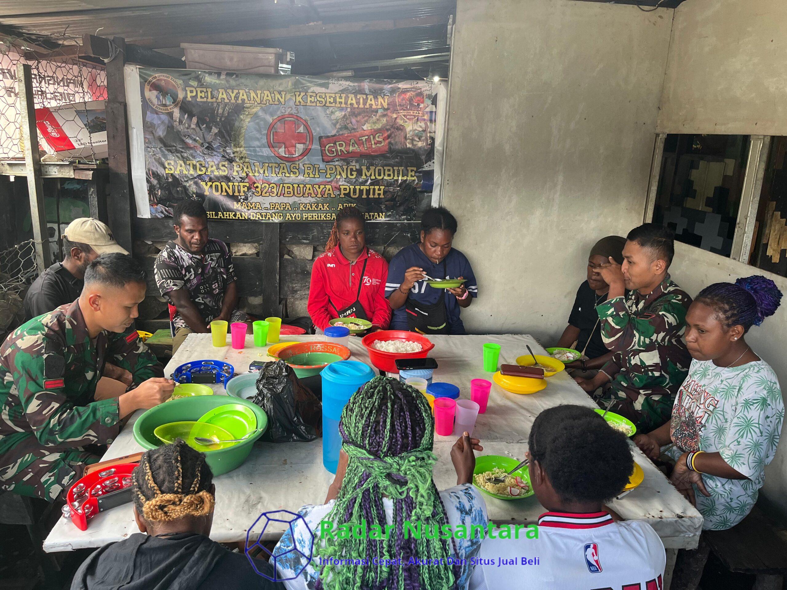 Satgas Yonif 323 Buaya Putih Makan Bersama Pemuda-Pemudi Papua di TK Kosatgas