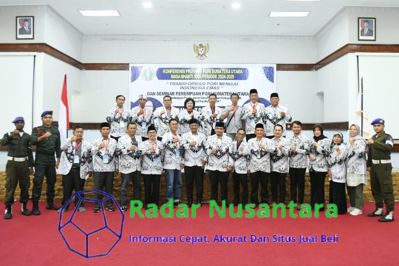 FOTO : PELANTIKAN KETUA DAN PENGURUS PGRI SUMUT 2024-2029 Ketua Lembaga Konsultasi dan Bantuan Hukum (LKBH) PB PGRI Abdul Waseh melantik Saiful Abdi dan Ilyas Sitorus sebagai Ketua dan Wakil Ketua I PGRI SUMUT beserta pengurus lainnya di Aula Danau Toba, Balai Besar Guru Penggerak (BBGP), Jalan Kenangan Raya Nomor 64, Medan, Sabtu (7/12/2024).