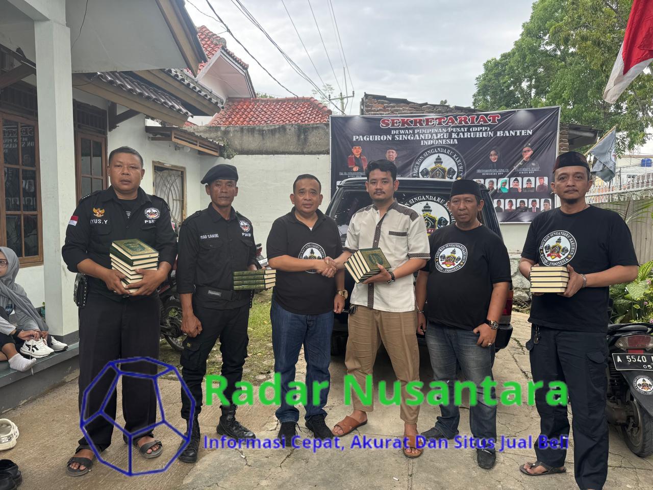 Ketum PSKBI, TB. Rahmad Sukendar, tiga dari kiri, beserta jajaran pengurus PSKBI DPP, saat penyerahan Mushaf Alquran, secara simbolis di kantor DPP PSKBI. Sabtu 14 Desember 2024. (Foto: Istimewa).