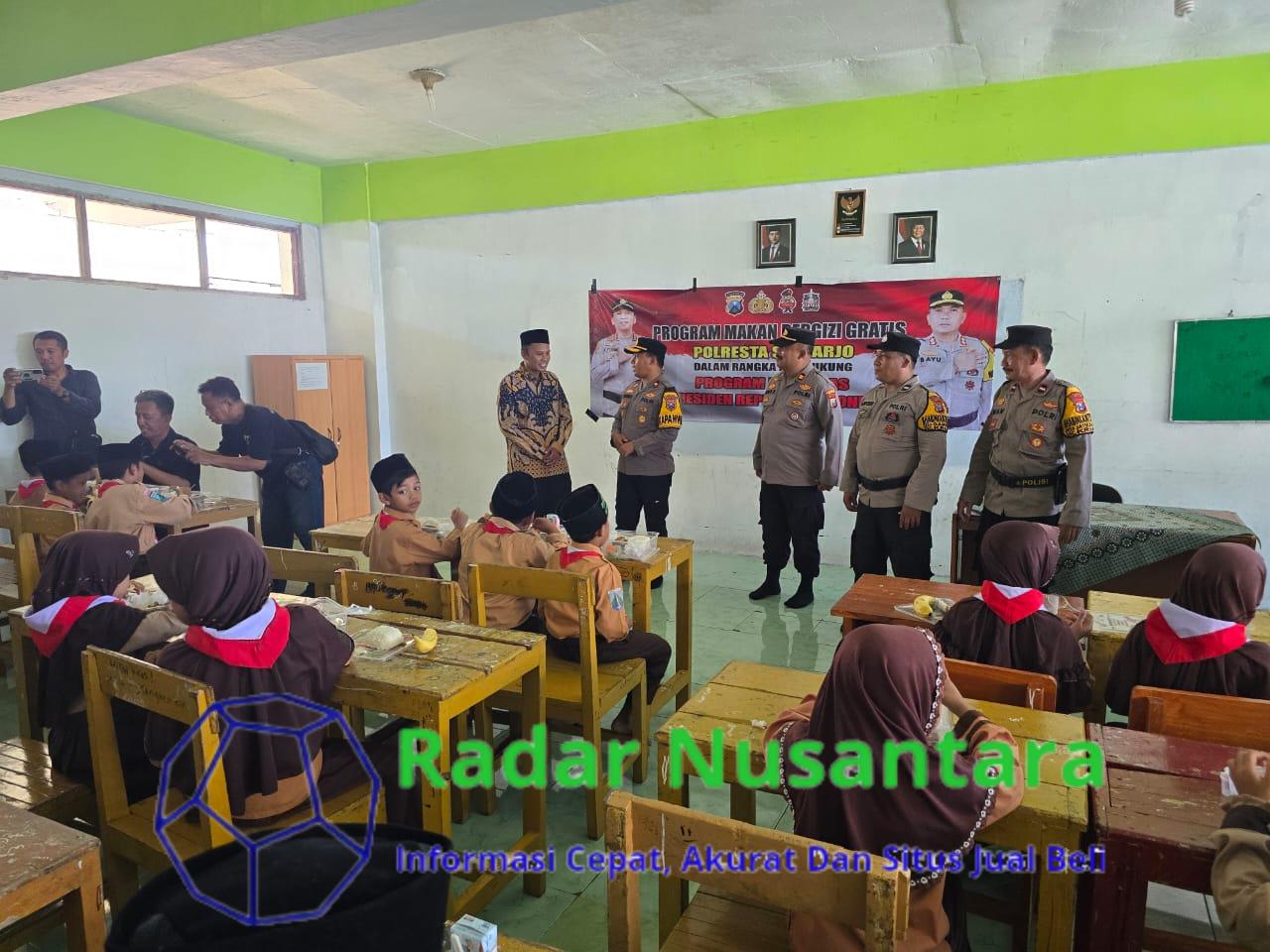 Kapolsek Krian Pimpin Langsung Program Makan Siang Bergizi Gratis