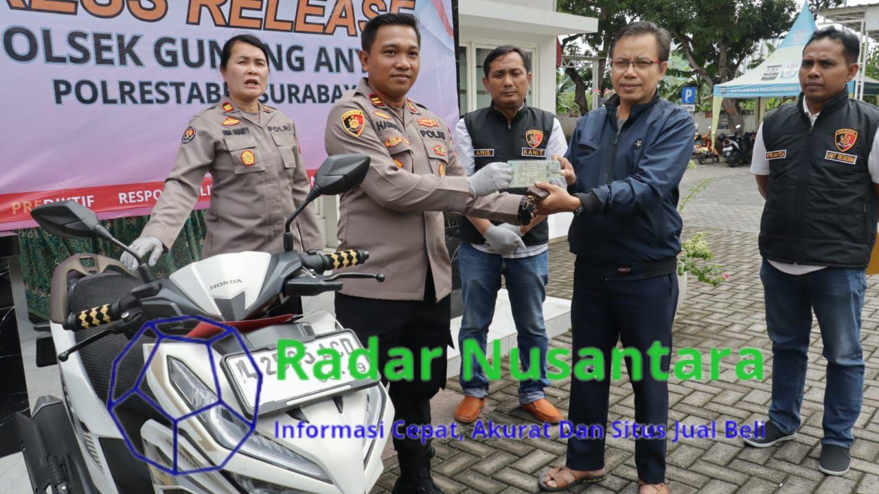 Kapolsek Gunung Anyar Kembalikan Motor Hasil Curian, Korban berikan Apresiasi dan Ucapkan Terimakasih