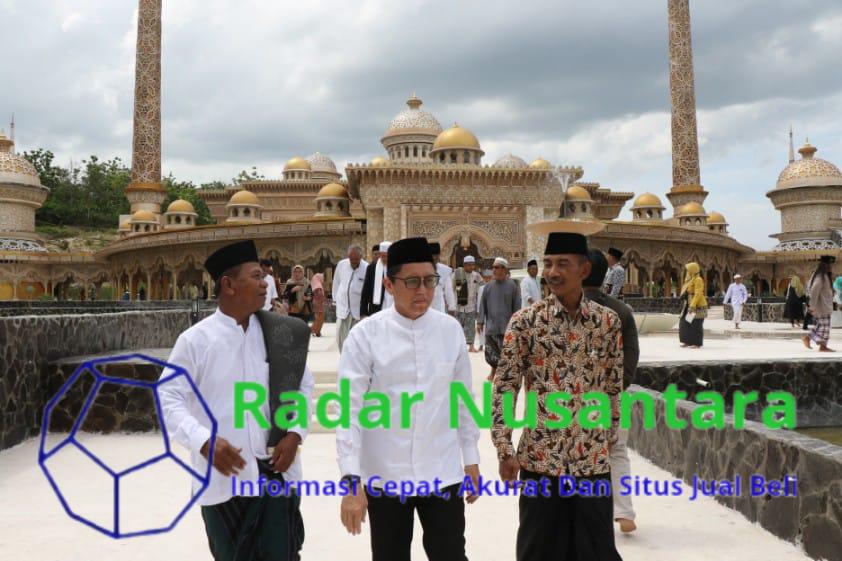 Pj Bupati Adriyanto Tunaikan Sholat Jum'at Perdana, di Masjid Wisata Religi