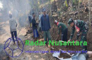 Babinsa Tapakrejo Bersama Warga Gelar Kerja Bakti Bersihkan Jalan Kampung