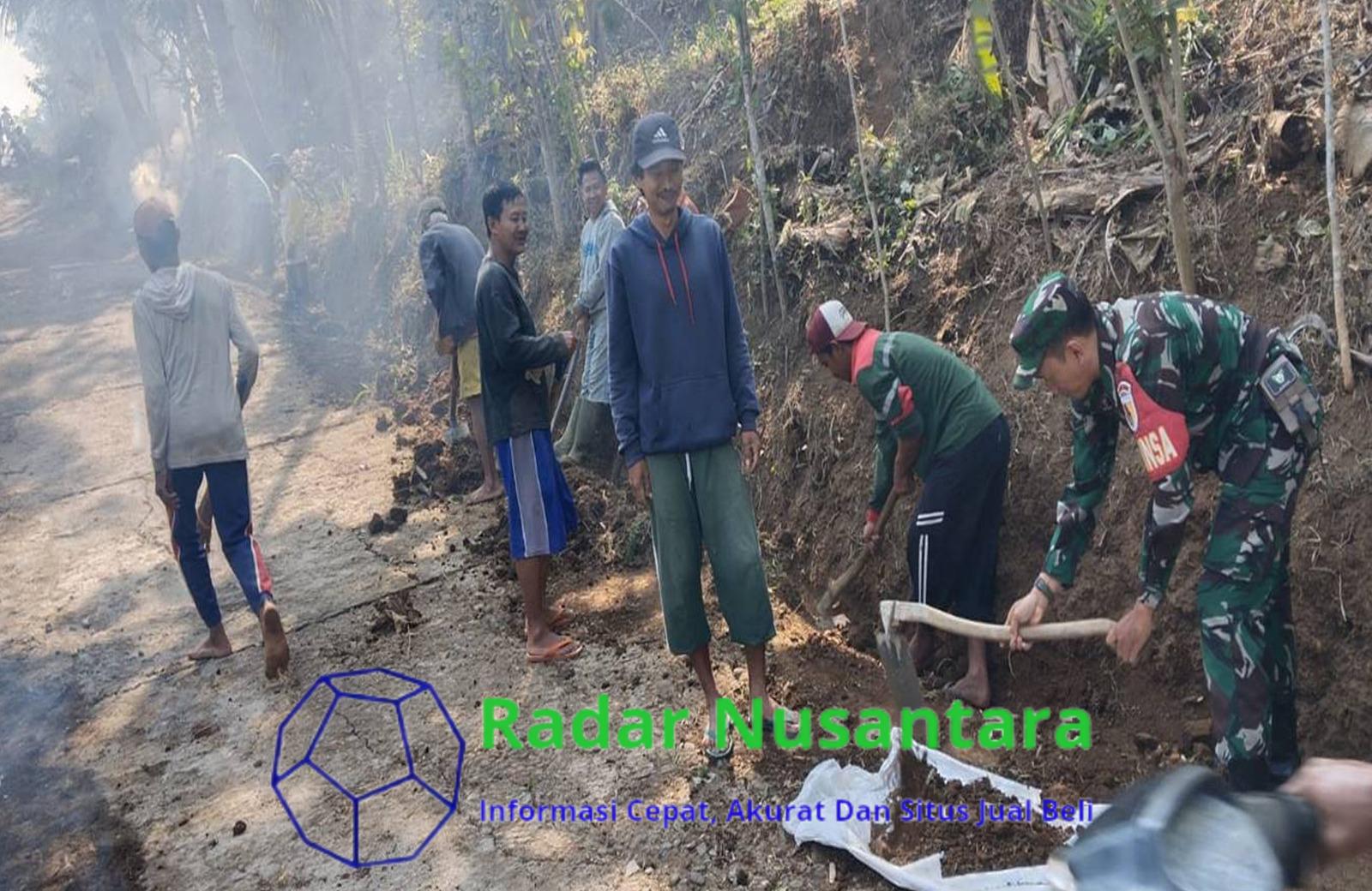 Babinsa Tapakrejo Bersama Warga Gelar Kerja Bakti Bersihkan Jalan Kampung
