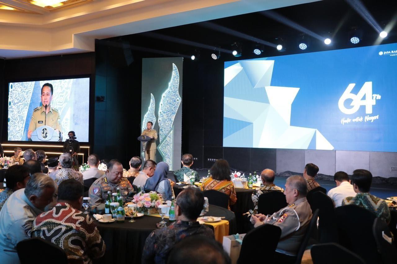 Dirjen Bina Keuangan Daerah Kemendagri Agus Fatoni Terima Penghargaan dan PIN Emas Dari Menteri BUMN