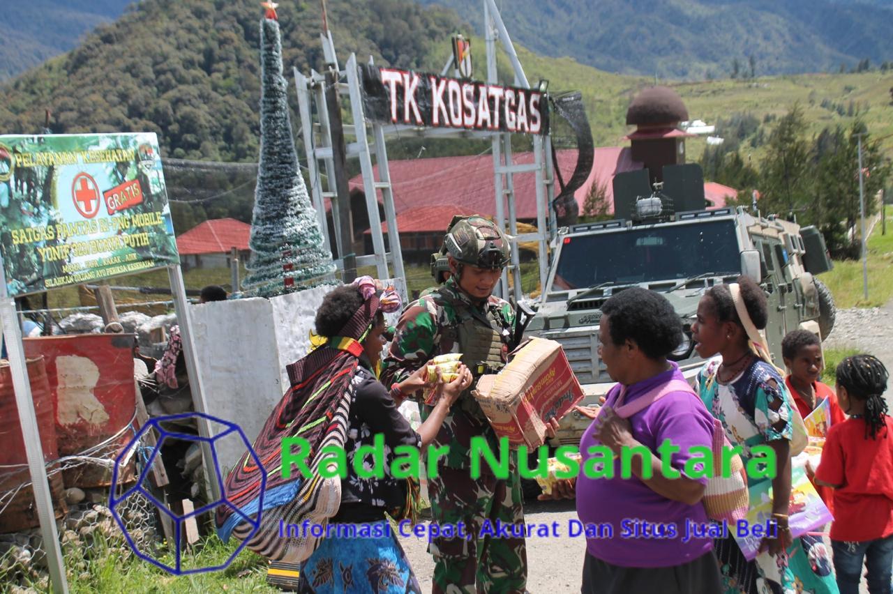 Prajurit Yonif 323 Buaya Putih Kostrad Berbagi Kebaikan di Tanah Papua