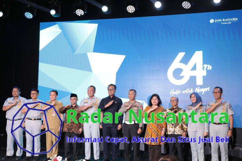 Dirjen Bina Keuangan Daerah Kemendagri Agus Fatoni Terima Penghargaan dan PIN Emas Dari Menteri BUMN