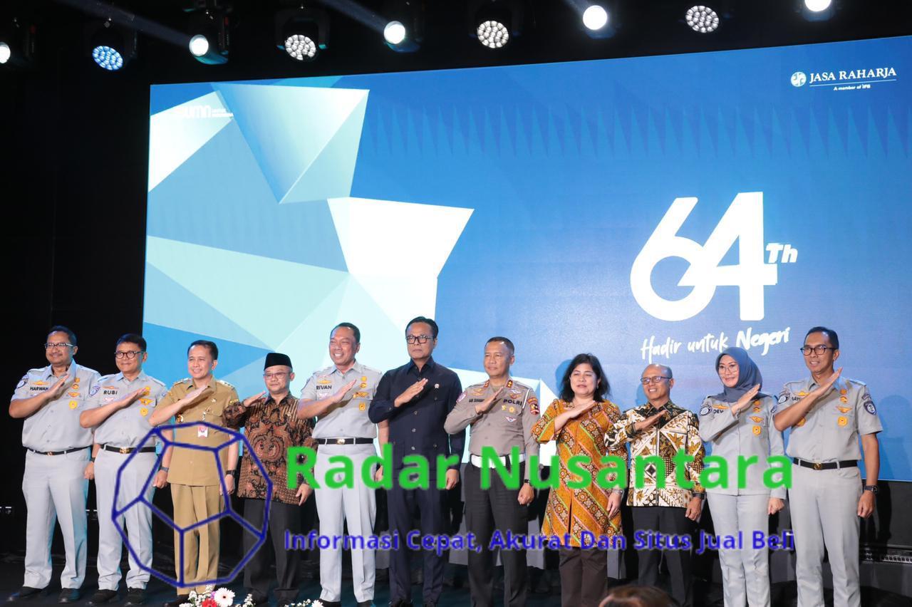 Dirjen Bina Keuangan Daerah Kemendagri Agus Fatoni Terima Penghargaan dan PIN Emas Dari Menteri BUMN