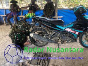 Prajurit Buaya Putih Perbaiki Kendaraan Warga