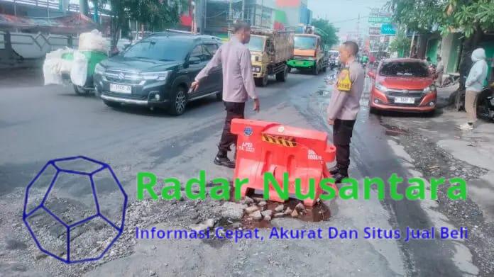 Kapolsek Krian Ajak Anggota Berikan Rambu Tanda Jalan Berlubang