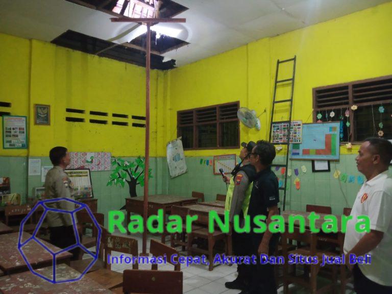 Kapolsek Krian Tinjau Langsung Kerusakan Plafon Kelas SDN Sidomojo