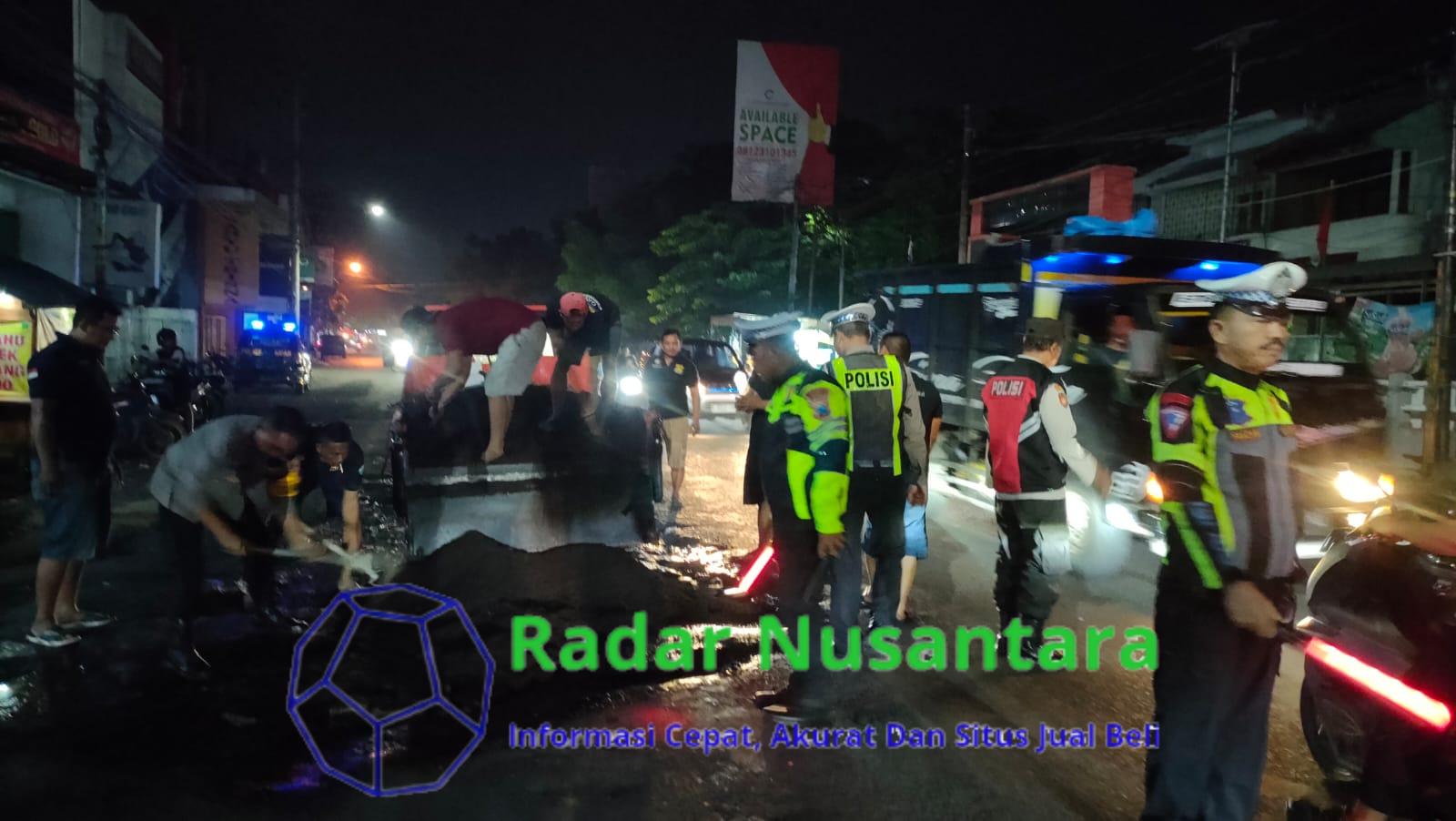 Peduli Keselamatan Pengendara, Polsek Krian dan Relawan Bersatu Tambal Jalan Rusak