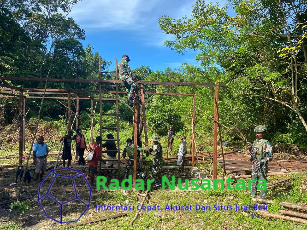 Bukti kedekatan dengan Masyarakat, Prajurit Satgas Yonif 762/VYS bantu bangun salah satu rumah Warga Kampung Aisyo