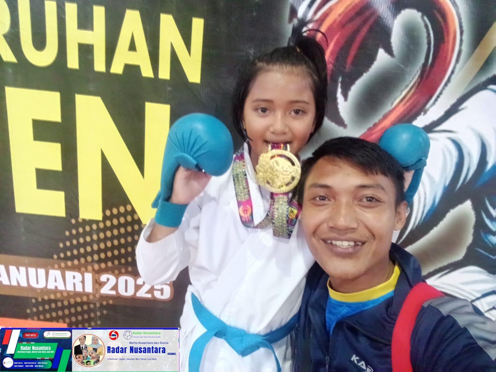 Prajurit KRI Nala - 363 Satkor Koarmada II Bersama Anak Torehkan Prestasi di Kejuaraan Karate