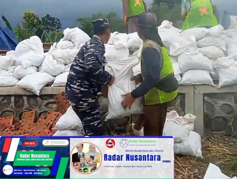 Prajurit Posal Demak Bantu Petugas KAI Benahi Rel Kereta Api