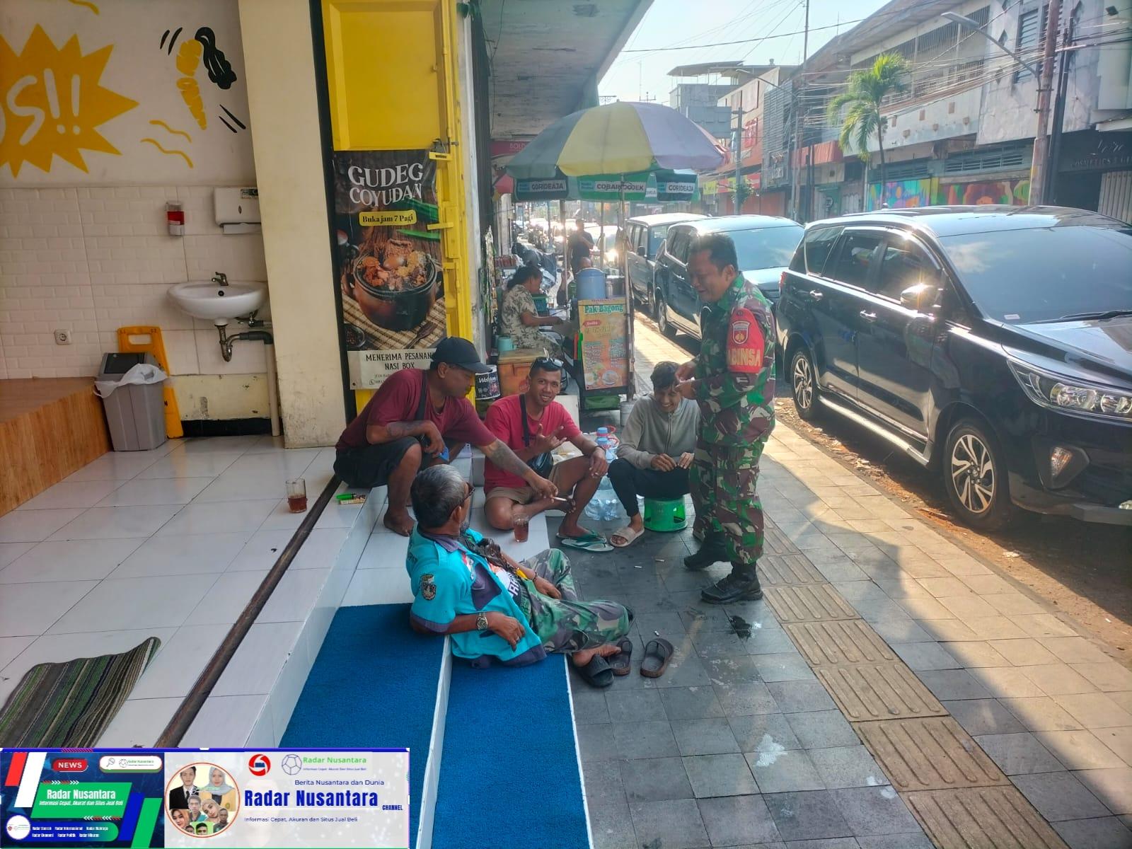 Berbaur Dengan Warganya Di Manapun Tempatnya, Babinsa Kemlayan Hadir Dan Jalin Komunikasi