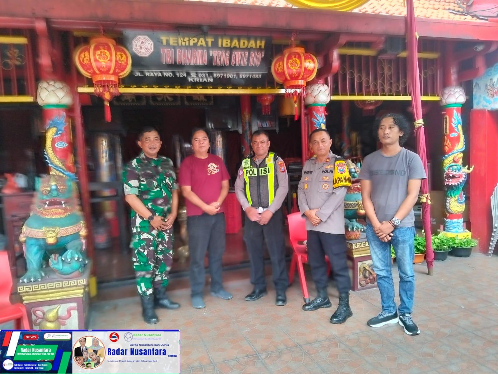 Kapolsek Krian dan Koramil Lakukan Patroli dan Cek Kesiapan Perayaan Imlek di Klenteng Teng Swie Bio,Krian