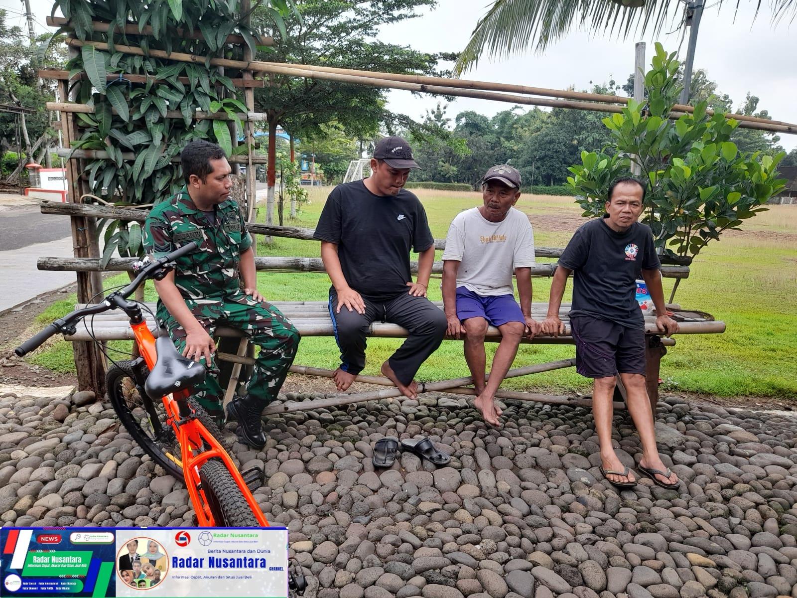 Babinsa Nogosari Jalin Komsos Dengan Tomas Desa Kedung Kenong